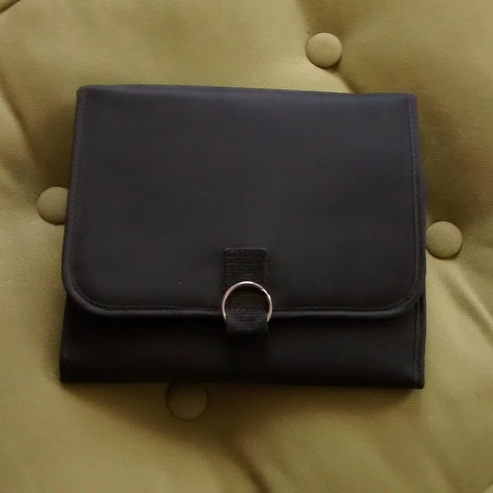TRAVEL POUCH